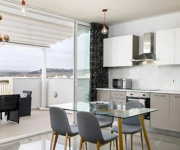 Hilltop Apartments - Stylish Comfort Living Close To The Sea, Bugibba